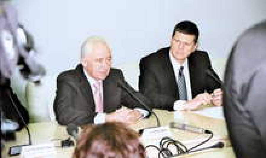 Два министра экономики (слева белорусский, справа наш) обмениваются намеками.