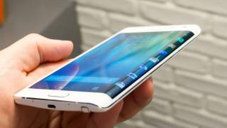 Samsung представил смартфон с изогнутым дисплеем