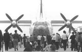  Созданный на Украине военно-транспортный самолет АН-70 вызвал большой интерес на открывшемся в среду аэрошоу &quot;Ки тайТ2000&quot;. КБ Антонова предлагает создать СП с Шанхайским авиазаводом, чтобы строить подобные самолеты в Китае.