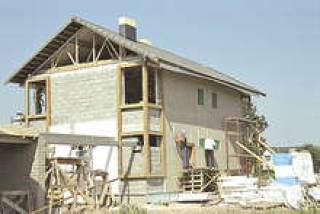 При строительстве особняка лучше найти генподрядчика, нежели надеяться на услуги нескольких бригад шабашников.