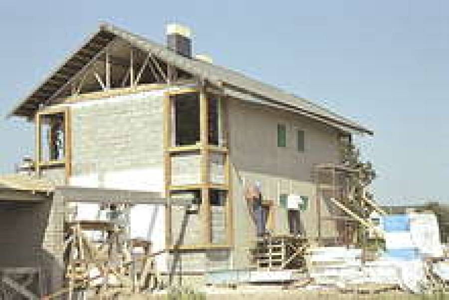 При строительстве особняка лучше найти генподрядчика, нежели надеяться на услуги нескольких бригад шабашников.