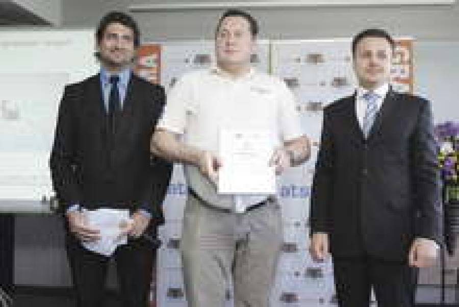 Марис Габалиньш (в центре) разработал универсальный генератор кодов Unigen.