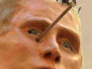 Распятого &quot;Путина&quot; с гвоздем в голове вернут в рижский дворик 