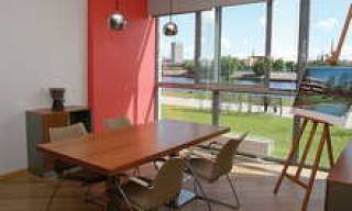 Взору посетителя через стеклянные перегородки кабинетов открывается вид на Старую Ригу.