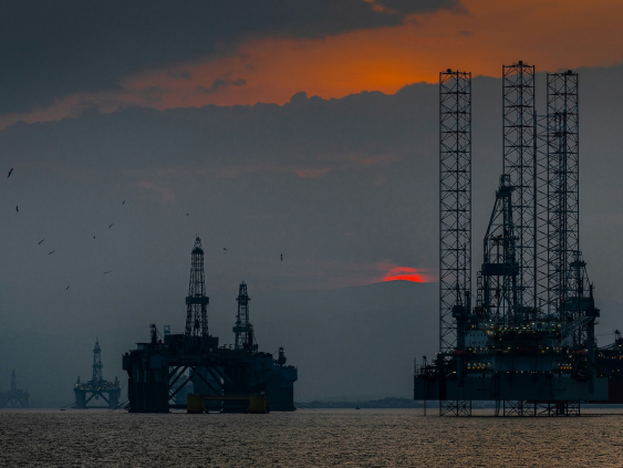 Блокада Ормузского пролива усиливает давление на рынки