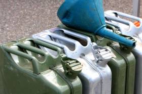 В Латвии начал дешеветь бензин