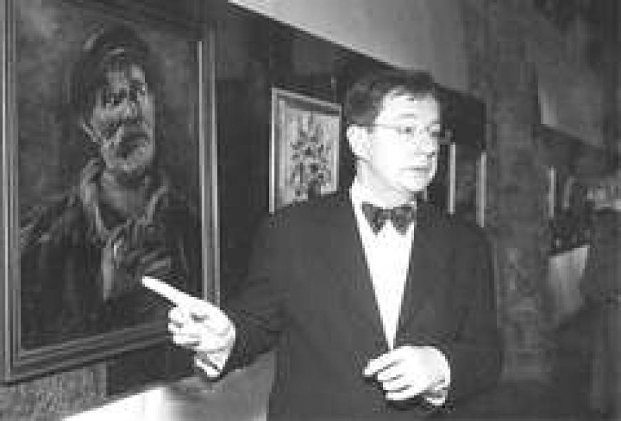  &quot;Вот так надо работать!&quot; — г-н КАРГИН у &quot;Портрета рабочего&quot; из коллекции А.Плаудиса.