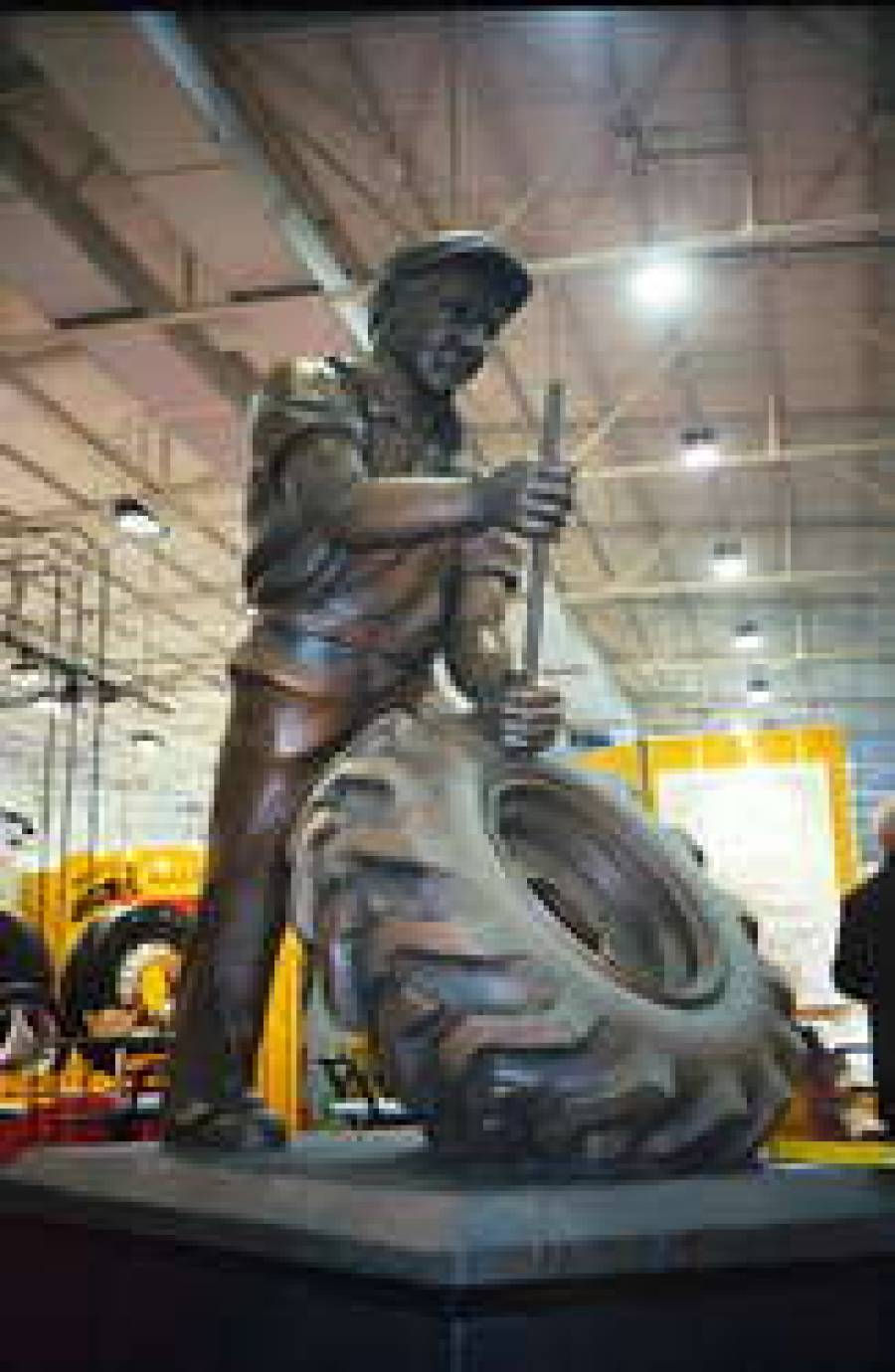 Человек, бортирующий колесо. Бронза. Р.ШТРАУХ.