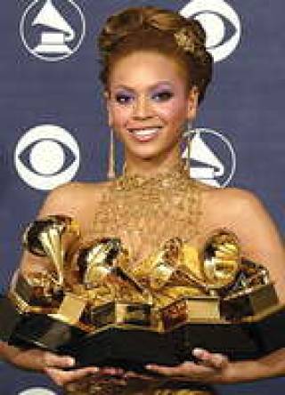 Бейонсе Ноулс в обнимку со своими Grammy.