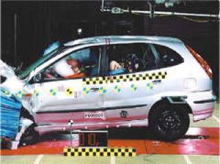  Nissan Almera Tino.