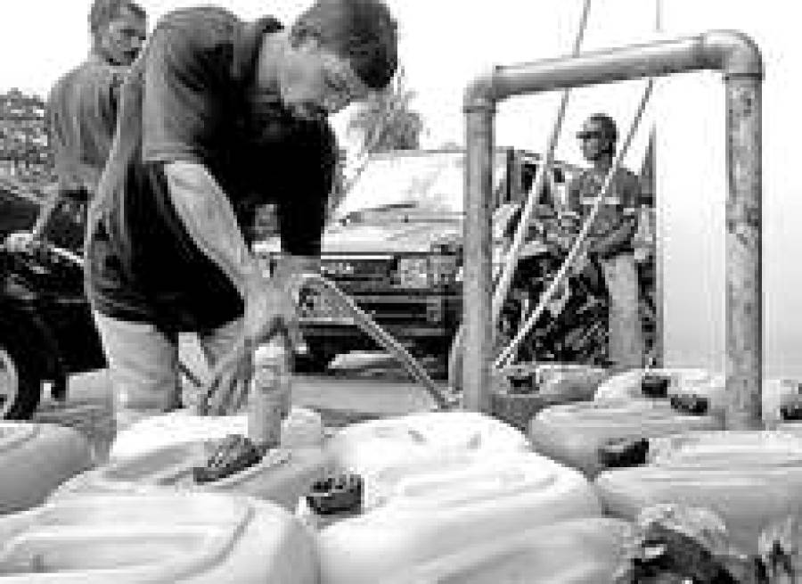 Нефтепродукты дешевеют и становятся доступнее для потребителей.