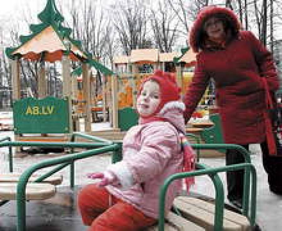 Финансисты подарили городу детскую площадку.