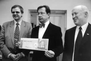  Президент Parekss banka Валерий КАРГИН вручает ректору ИТС Евгению КОПЫТОВУ (справа) и проректору Игорю КАБАШКИНУ (слева) чек на 10 тыс. Ls на пополнение фондов библиотеки.