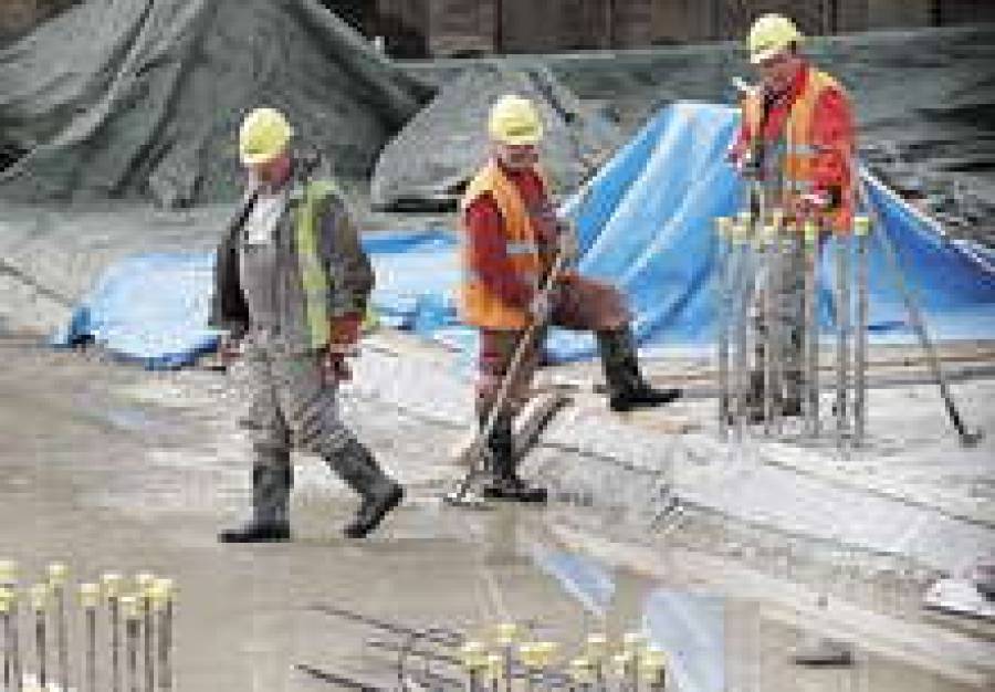 Строители отказываются от аренды техники в пользу ручного труда.