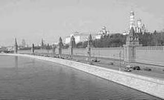 Неприступные стены Кремля нуждаются в “штукатурке”.