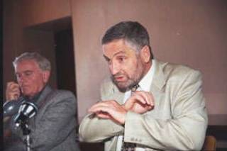  &quot;Театру грозит опасность&quot;, — утверждает его директор Эдуард ЦЕХОВАЛ. Главный режиссер Леонид БЕЛЯВСКИЙ с ним солидарен. 