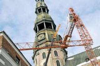 Краны на стройках Латвии падают довольно часто.