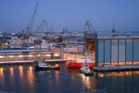 В производителе ледоколов Arctech Helsinki Shipyard по 50% принадлежит Объединенной судостроительной корпорации (ОСК) и STX Finland. Из-за российского акционера у компании теперь проблемы.