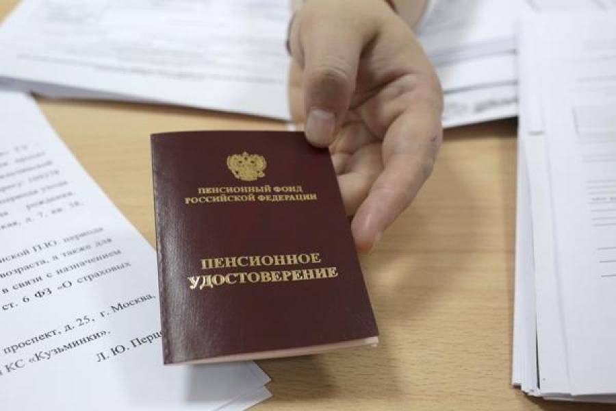 Российских пенсионеров в Латвии обложили 23-процентным налогом