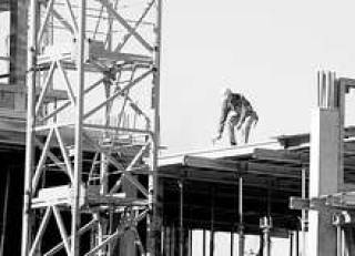 Для работы на высоте не нужно специального обучения, поэтому травматизм на стройках растет.