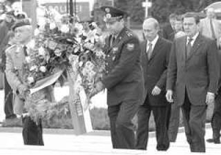 Первые лица России и Германии возложили венок на могилы советских воинов.