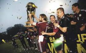 Футболисты сборной Латвии празднуют свою лиепайскую победу.