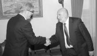 Президент Валдис Затлерс (слева) настаивает на создании Иваром Годманисом правительства из 5 партий.