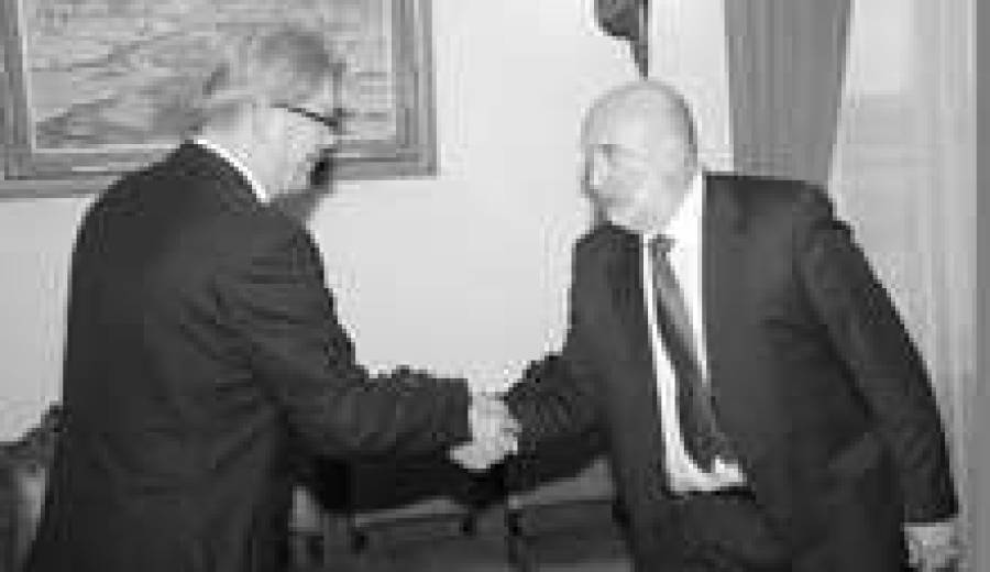 Президент Валдис Затлерс (слева) настаивает на создании Иваром Годманисом правительства из 5 партий.