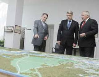 Президент Валдис Затлерс (в центре) оценивает масштабы Рижского порта.