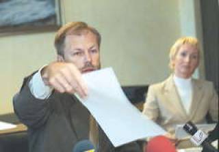 А.КЛЯВИНЬШ обратной стороны контракта так и не показал.
