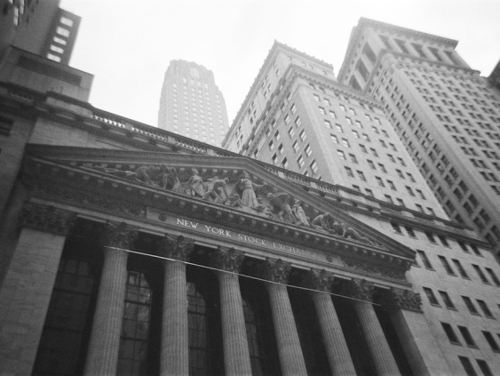 США в зелёной зоне, Европа в красной: чем живут рынки на старте недели