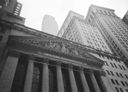 США в зелёной зоне, Европа в красной: чем живут рынки на старте недели