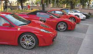 Россияне носятся по Латвии на Ferrari