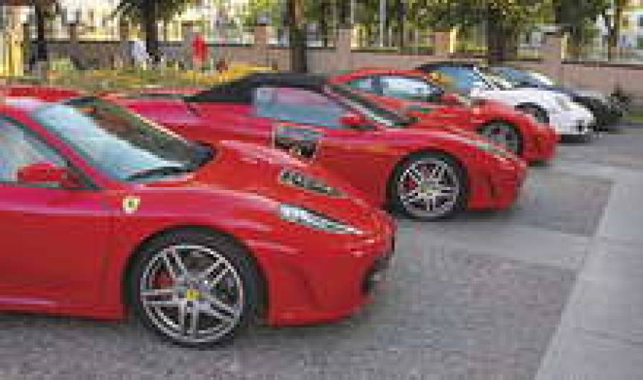 Россияне носятся по Латвии на Ferrari