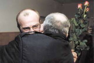 У "капитана Акулы" железные объятия.