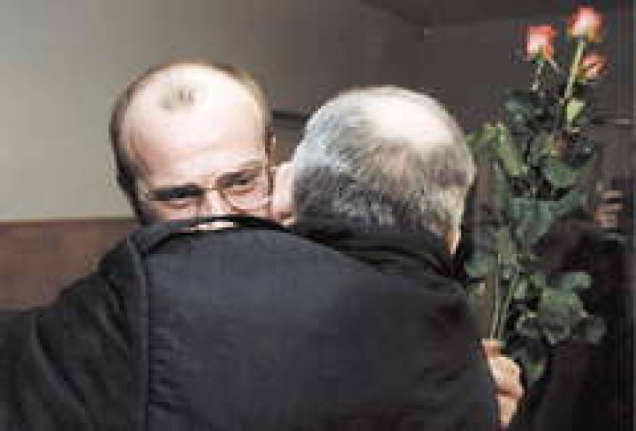 У "капитана Акулы" железные объятия.