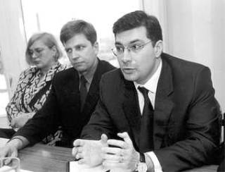  Роберт ЕЛЕНСКИС (справа) на пресс-конференции АО Gutta . 