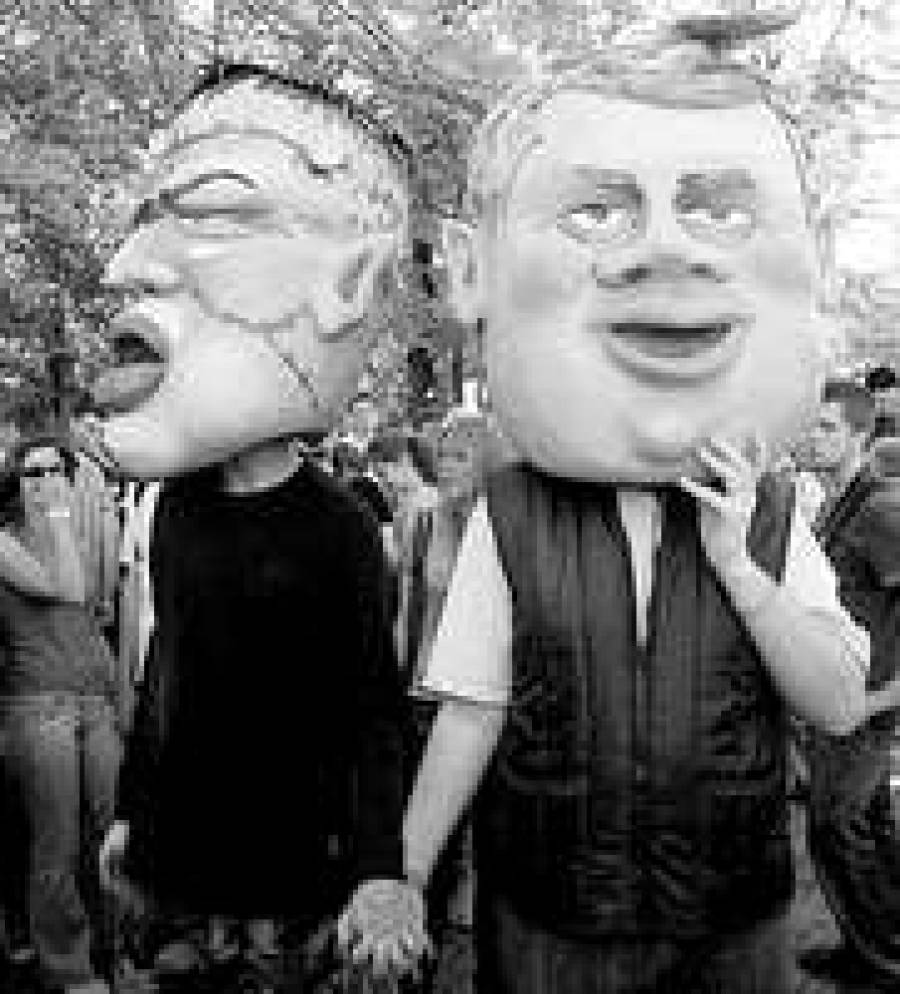 Польская пресса и рядовые избиратели все чаще делают из братьев Качиньских карикатурных персонажей на международной арене.