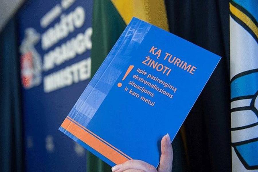 Увесистую и обстоятельную книжку военное ведомство намерено распространять в школах, библиотеках и через неправительственные организации, а также выложить на сайте министерства.