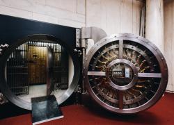 Банкиров заставляют залезть в кубышку.