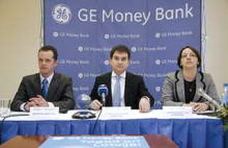 Глава группы GE Money  Дмитрий Цимбер (в центре): ” Напрямую инвестировать в операции с недвижимостью мы не планируем”.