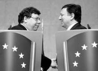 Премьер-министр Ирландии Б.Коуэн (слева) и председатель Еврокомиссии Ж.М.Баррозу расточают фальшивые улыбки.