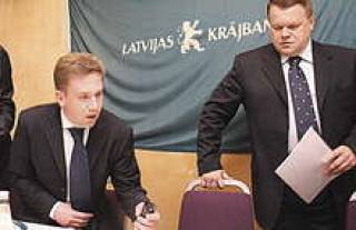 Владимир Антонов (слева) не пожалел 9,2 миллиона латов на акции латвийского банка.