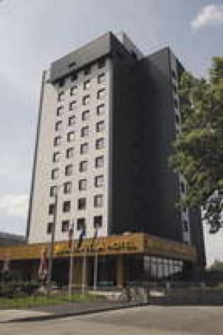 Здание Karavella Hotel кардинально изменило облик.