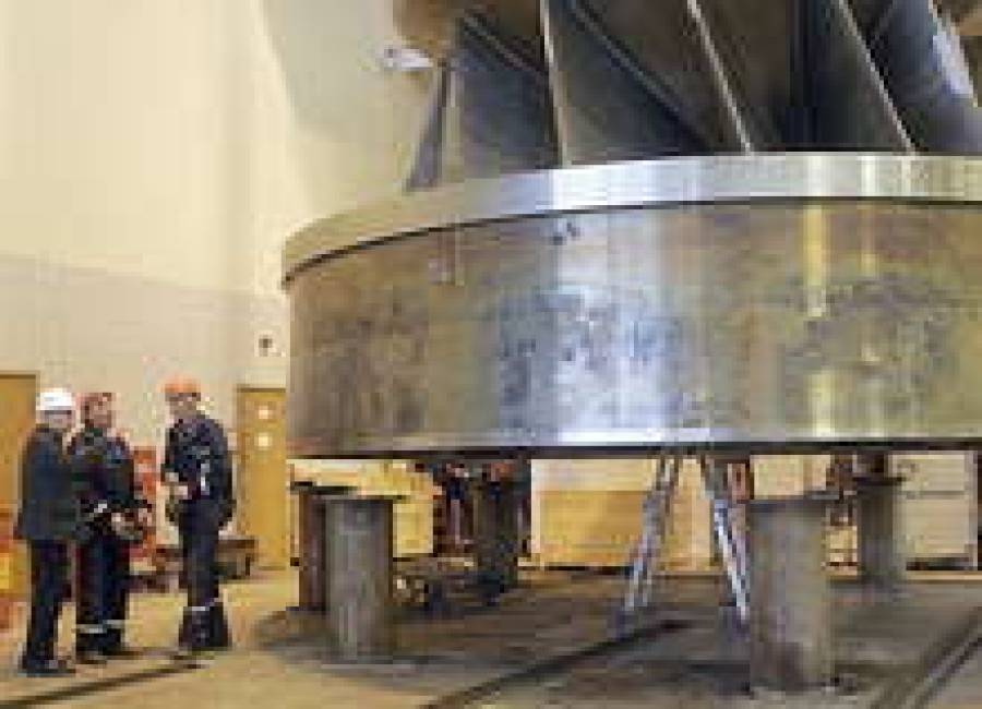 Агрегат весом в 100 тонн садится на место.