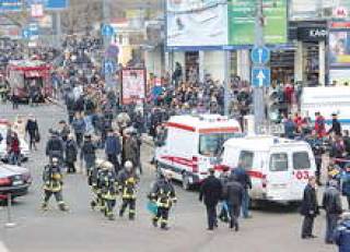 В результате вчерашних взрывов в московском метро погибли 38 человек.