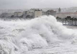 Лазурный Берег оказался под водой: на французскую Ривьеру обрушился мощный шторм.