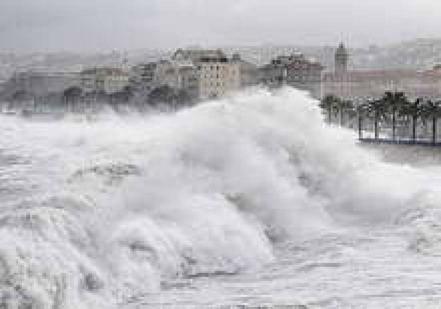 Лазурный Берег оказался под водой: на французскую Ривьеру обрушился мощный шторм.