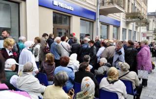 Клиенты «PNB banka» собрались у банка еще до начала его работы