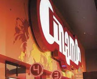 Из кинотеатра выносят вещи